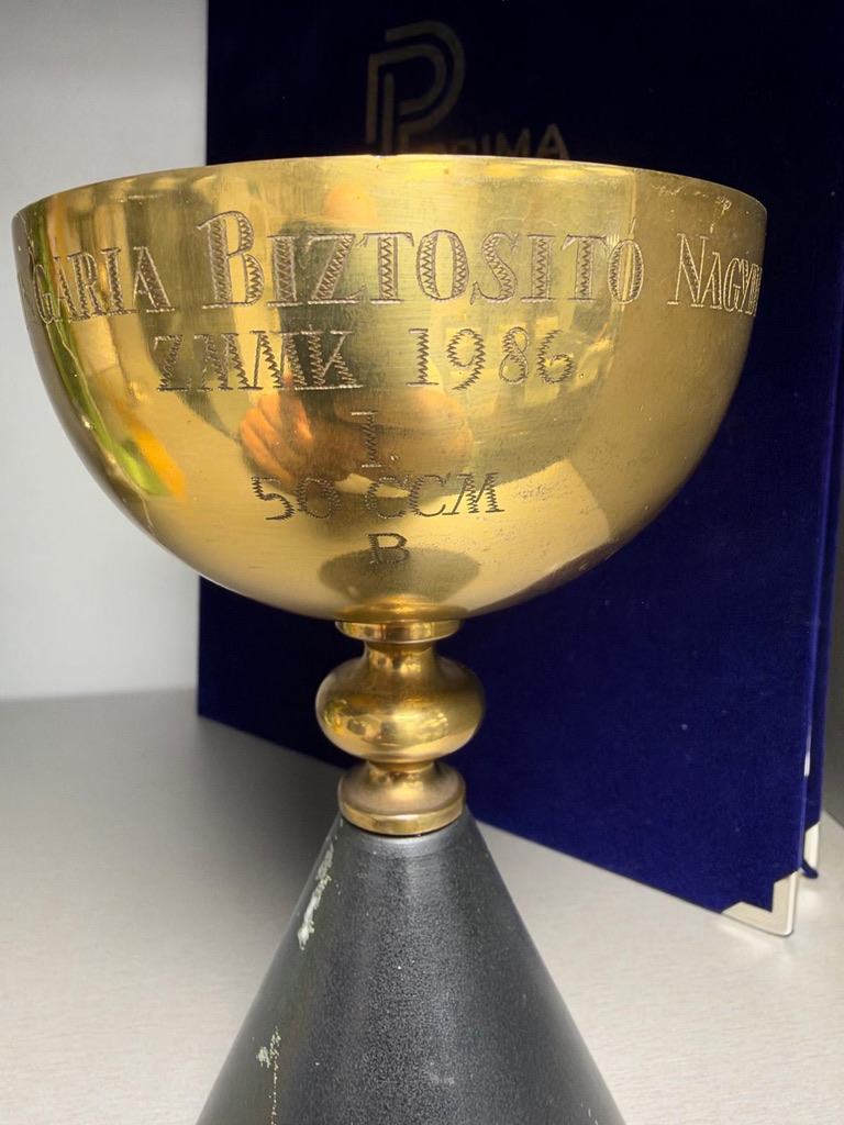 A gold cup engraved with the year 1986, 50 cc class B, first place