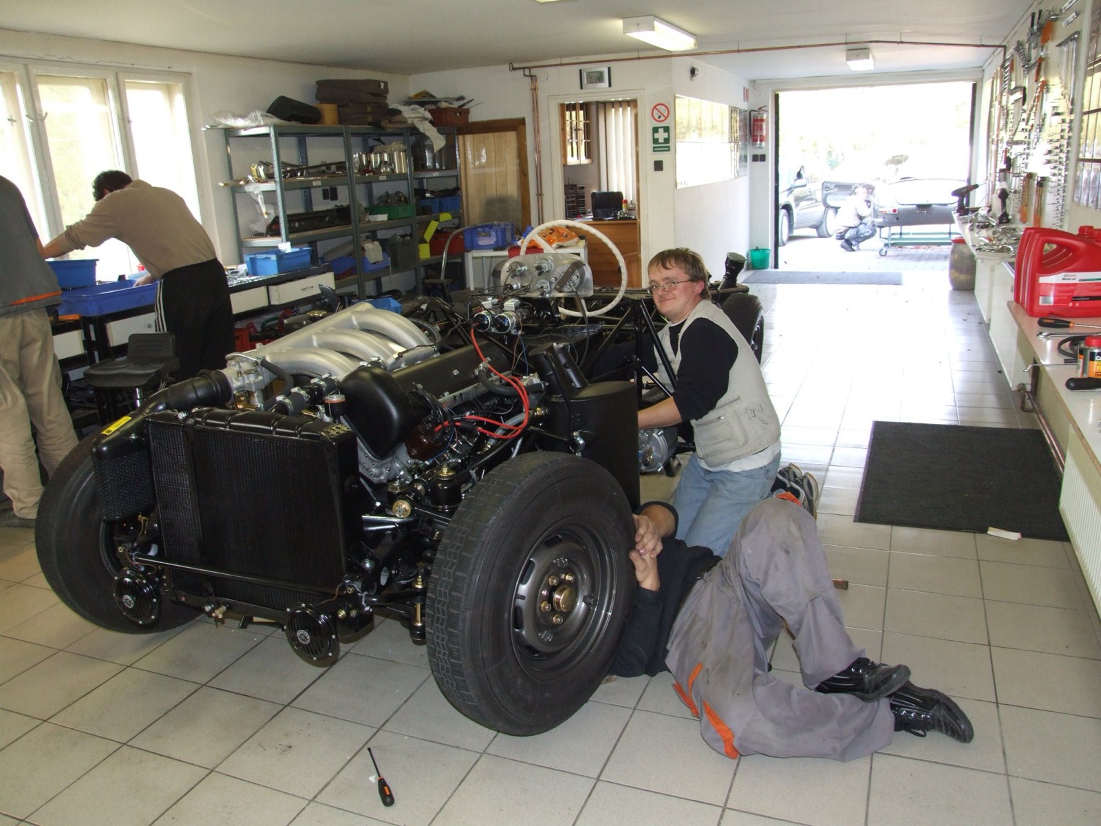 Mechanics fitting the engine and front suspension of the 300 SL
