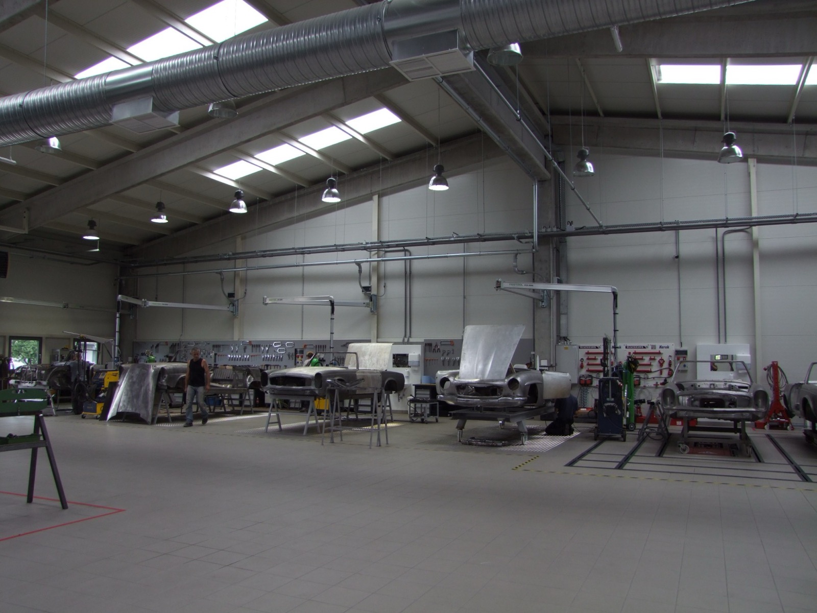 The workshop hall with Mercedes-Benz SL bodies on stands along the tool wall
